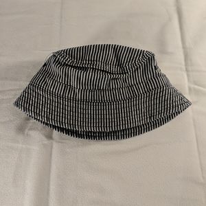 OshKosh B'gosh baby bucket hat nautical striped blue white chin strap 12-24M